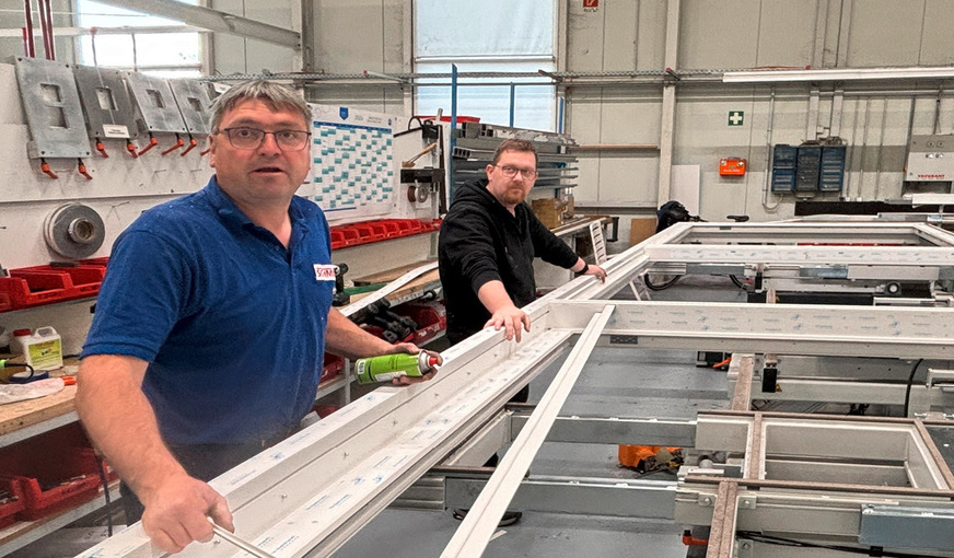 Konzentrierte und freundliche Atmosphäre am Arbeitsplatz: Beim Rundgang durch die Produktion fällt auf, dass das ganze Team an einem Strang zieht.