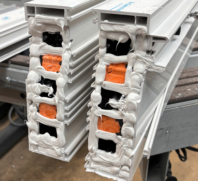 Stöße werden mit Klebe- und Dichtmittel ­verschlossen.