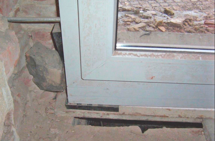 Beispiele, wie man es nicht machen sollte: Hier fehlte die Planungsleistung und der Fensterbauer hat das Element trotzdem montiert.