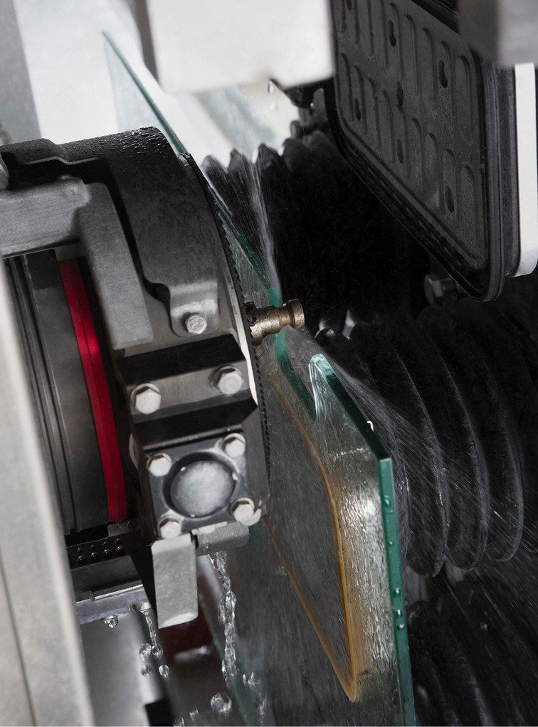 Hohe Qualität in der Endbearbeitung: Hohe Kantenqualität durch das Pilot-System, dasVibrationen vermeidet.