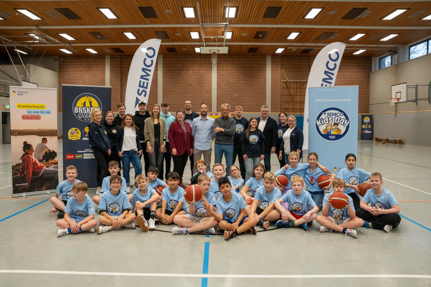 Sponsoren, Förderer und Kinder nach einem erlebnisreichen Semco Kids Day in Nordhorn.