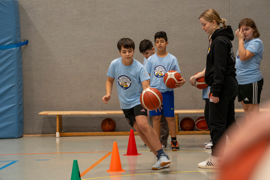 An verschiedenen Stationen hatten die Kinder die Möglichkeit, ihre Basketball-Fähigkeiten spielerisch zu trainieren.