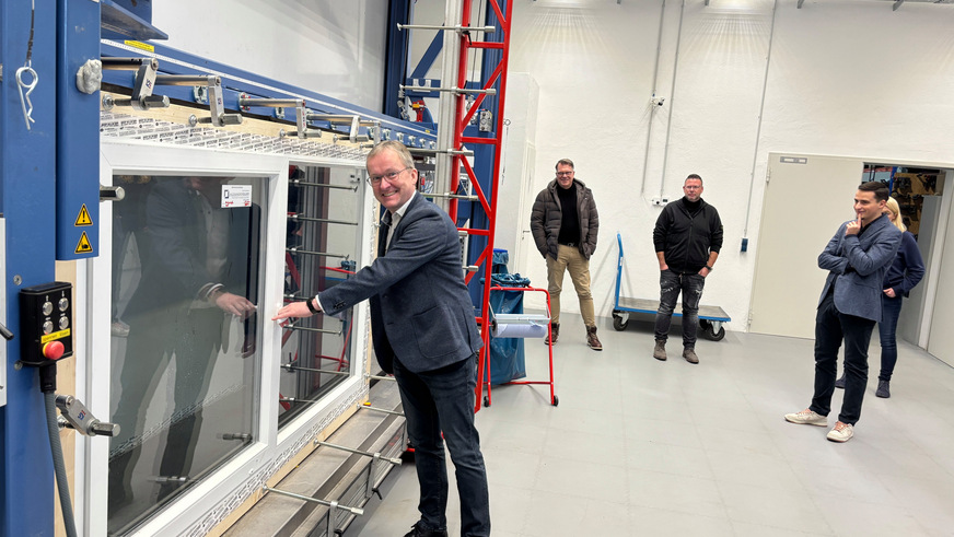 Markus Egli, Geschäftsbereichsleiter Prüfung beim ift Rosenheim inspiziert den neuen Prüfstand für Schlagregendichtheits- und Luftdichtheits-Prüfungen. Auch beim Termin anwesend: Niklas Frey vom Netzwerk Frey (r.)