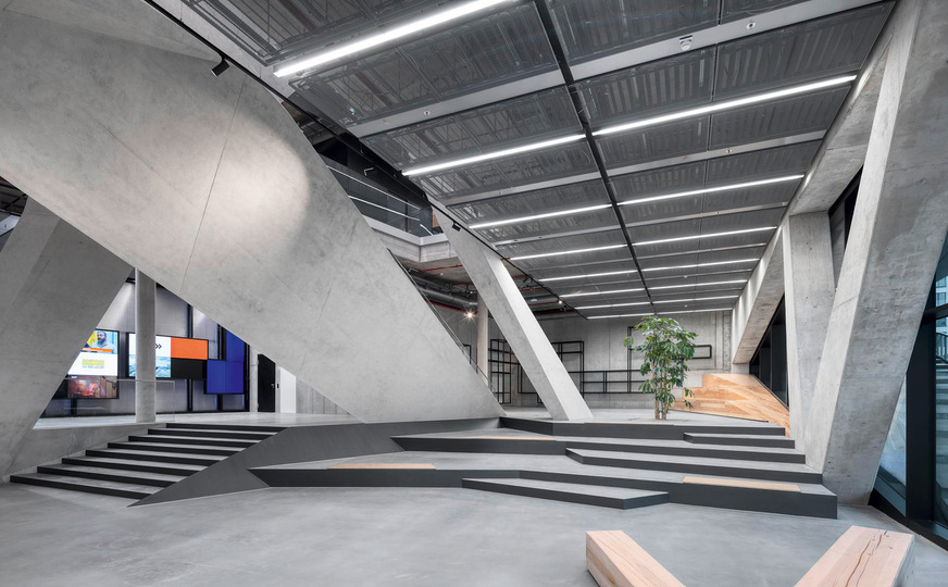 Der Eingang zu den öffentlichen Bereichen ist sehr modern und großzügig gestaltet.