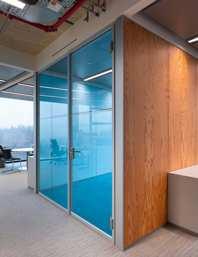 Die farbenfroher Gläser setzen ansprechende Akzente.