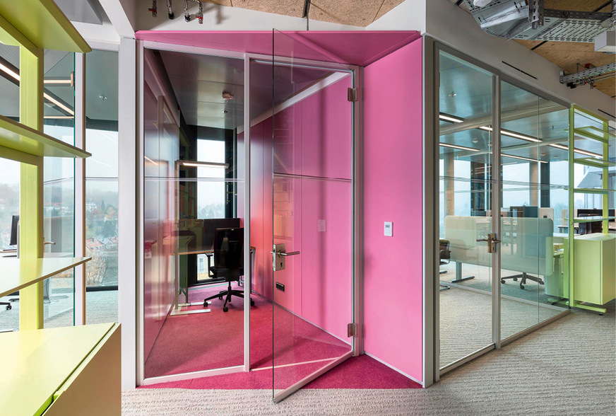 Die Nurglaskonstruktionen von feco schaffen Transparenz im Gebäudeinneren.