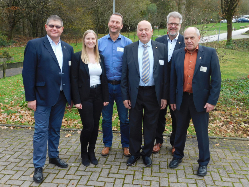 Neuer VFT-Vorstand mit Ehrenmitgliedern: (v. l.) Markus Schultz (1. Vorsitzender), Corinna Dreising (Schriftführerin), Martin Baitinger (2. Vorsitzender), Hugo Philipp (Ehrenmitglied), Dirk Risse (Ehrenmitglied) und Jörg Lohse (Schatzmeister).