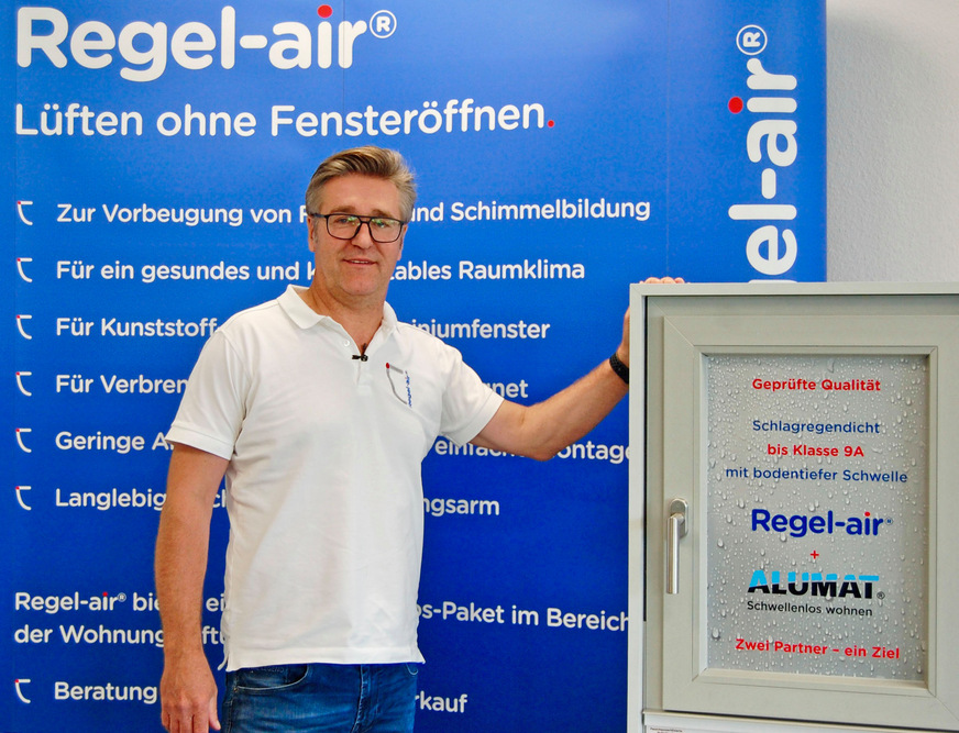 Rainer Venhoven vom technischen Außendienst bei Regel-air präsentiert die Kooperation mit Alumat.