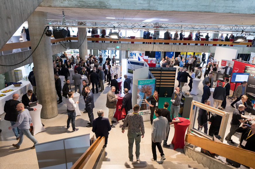 Angeregte Diskussionen in der Fachausstellung.