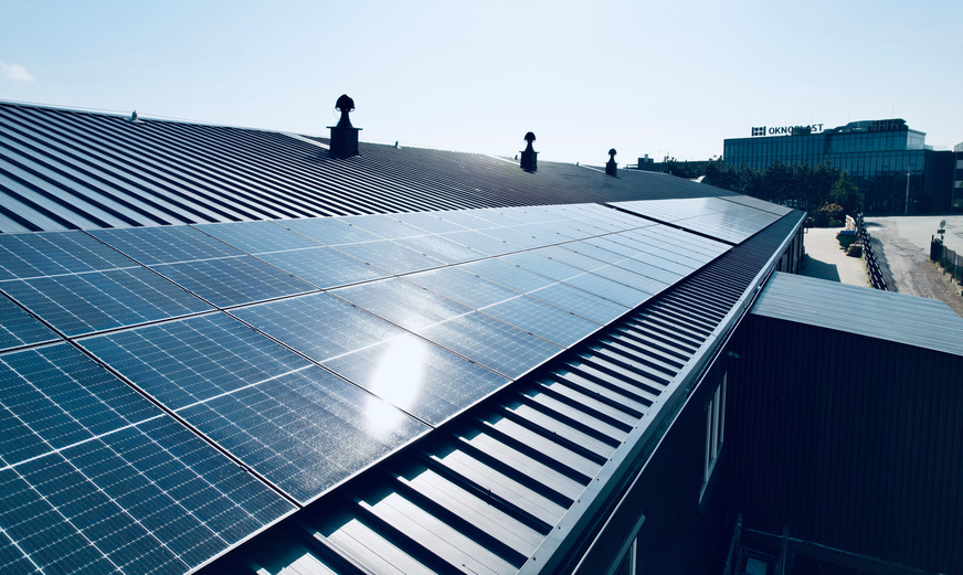 Eine bewusste Entscheidung für grüne Energie ist die Installation von Photovoltaik-Anlagen auf den Dächern der Produktionshallen.