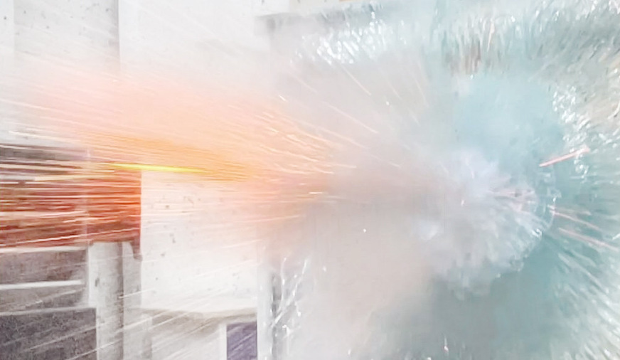 Beim Beschusstest hat sedak ballistic glass HMG den Beschuss mit drei Schüssen aus .50 BMG API-Munition erfolgreich bestanden