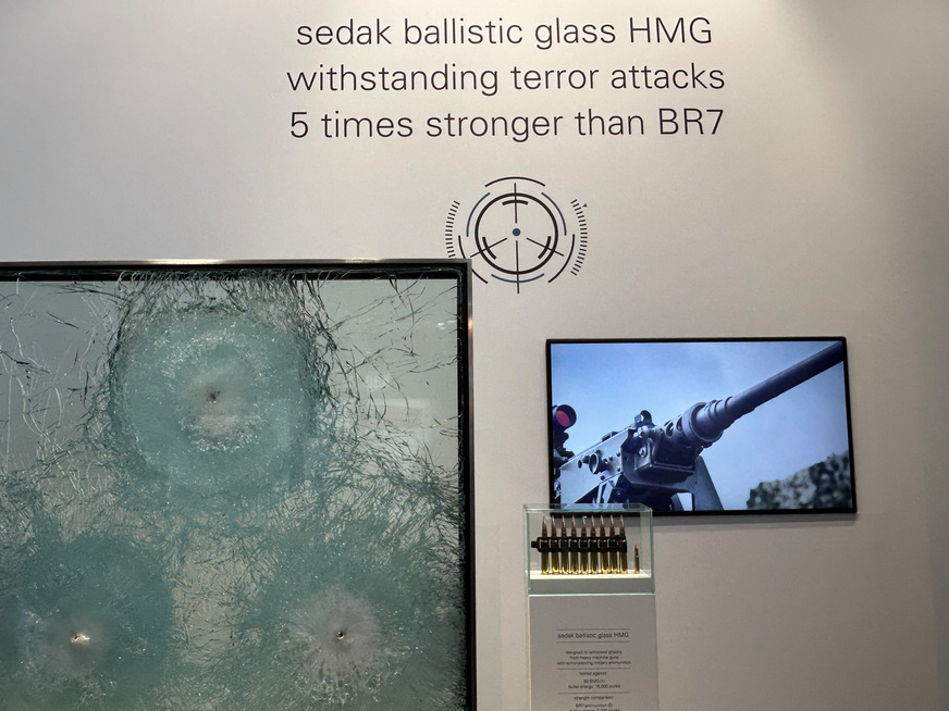 sedak ballistic glass HMG ist widerstandsfähig gegen panzerbrechende militärische Munition.