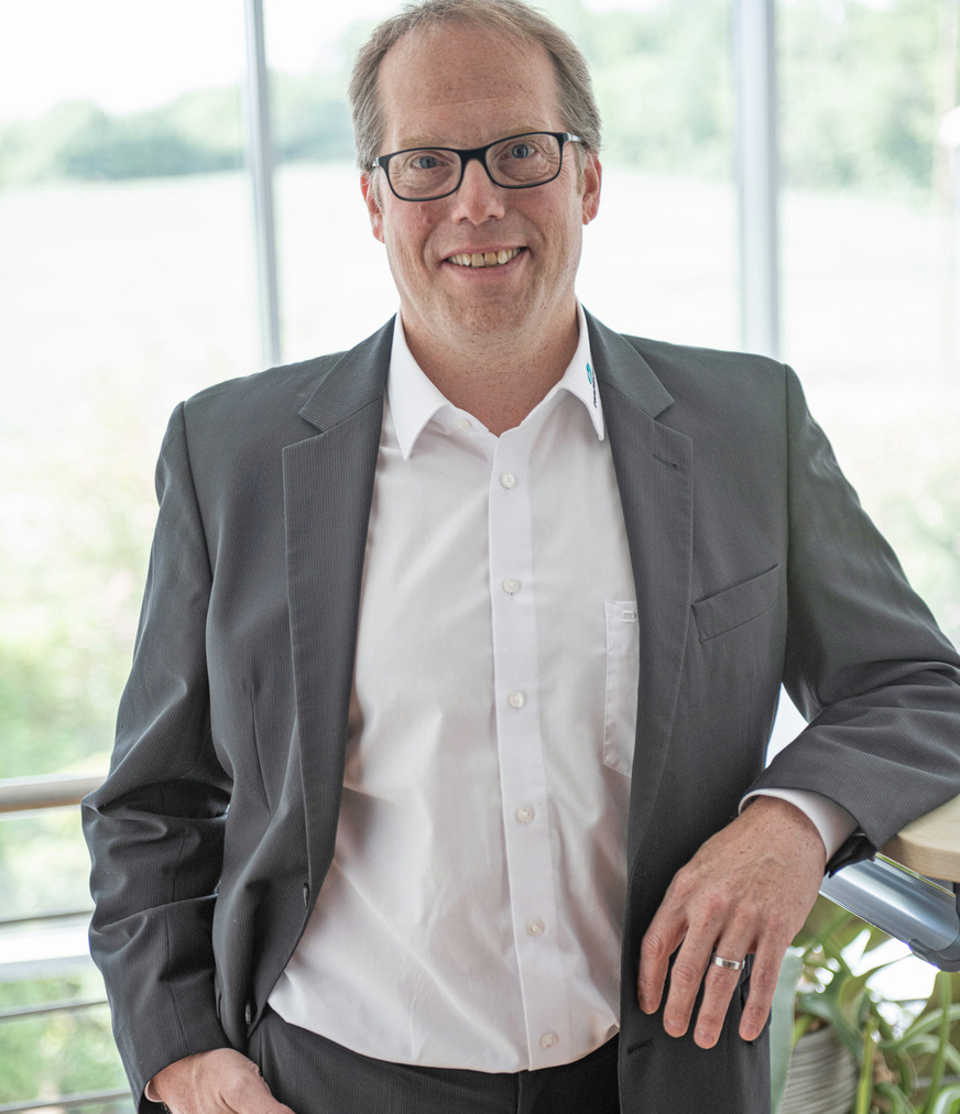 „PFAS sind in einigen Anwendungen schon heute verboten und werden mittelfristig auch für Dichtbänder nicht mehr eingesetzt werden dürfen. Wir haben uns schon jetzt auf das Verbot eingestellt und hochwertige, normgerechte Bänder entwickelt, die auf diese kritischen Substanzen verzichten“, erklärt Hanno-Entwicklungschef Dr. Andreas Hohlfeld.