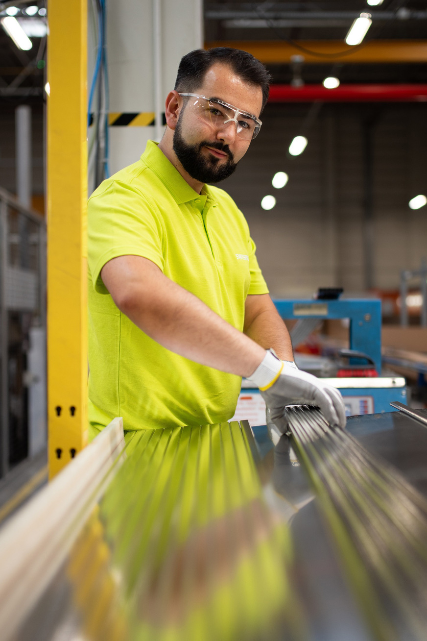 Der Umstieg auf Strom aus erneuerbaren Energien hat bei der Produktion der Warme Kante-Abstandhalter von Swisspacer deutliche Fortschritte in den EPDs ermöglicht