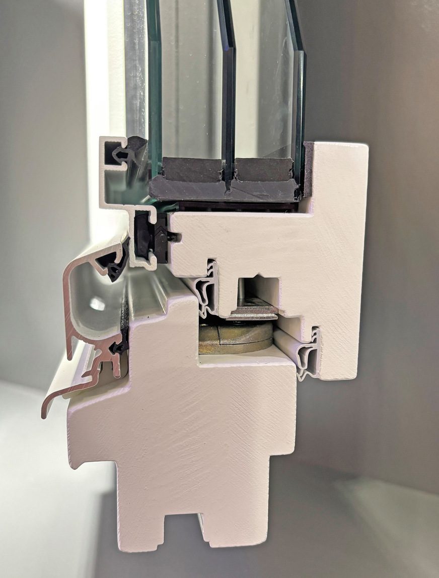 Durch eine komplett umlaufende, außen aufgesetzte Aluminiumschale ist der Flügel witterungsbeständiger. Sogar in schlanken 68 mm Flügeln lässt sich bis zu 46 mm 3-fach-Isolierverglasung einbauen.