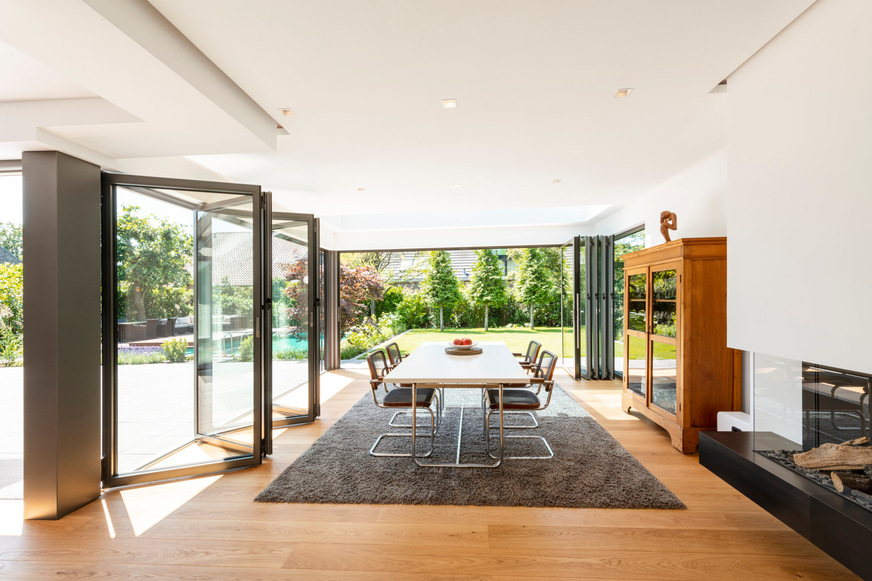 Die 'Highline'-Faltwand öffnet den Wohnraum weithin zum Garten.