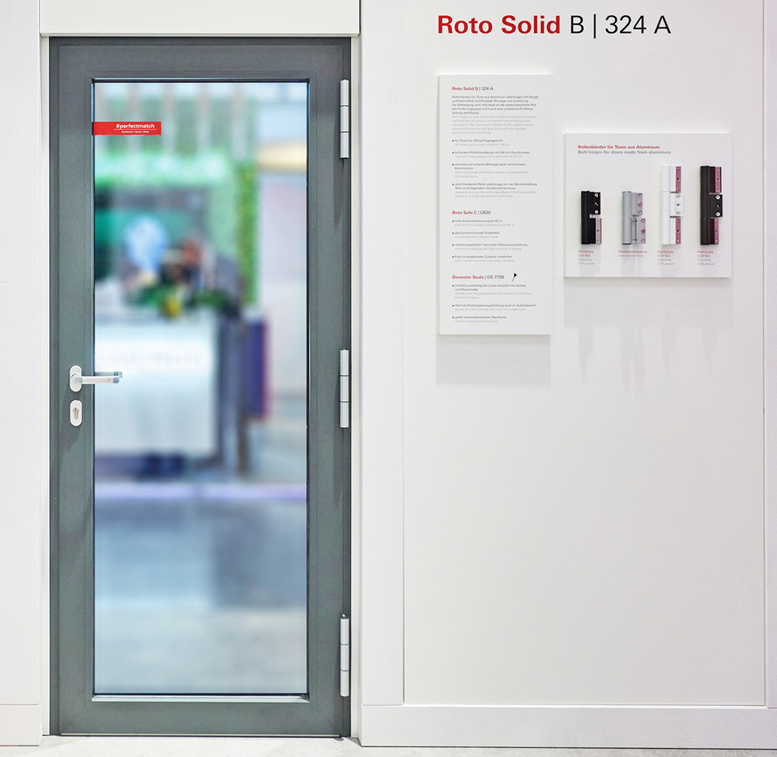 Eine Tür mit Top-Performance – dafür sorgt der „Perfect Match“ von Roto mit den designstarken Türbändern „Roto Solid B | 324 A“ und der Mehrfachverriegelung „Roto Safe C | C600“. Das dauerhaft sichere Miteinander von Glas und Profil ist durch die Verglasungsdichtung „Deventer Seals | DS7799“ gewährleistet.