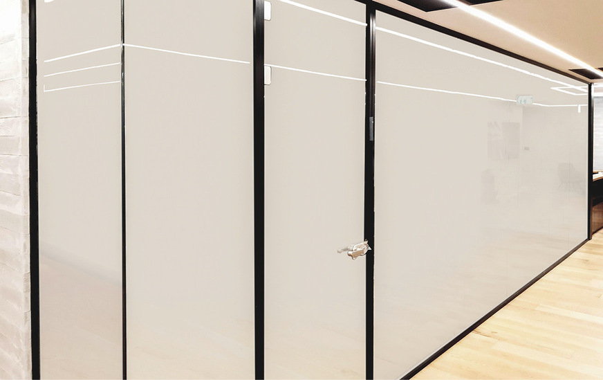 … lassen sich diese ganz einfach mit schaltbaren Gläsern blickdicht schalten.