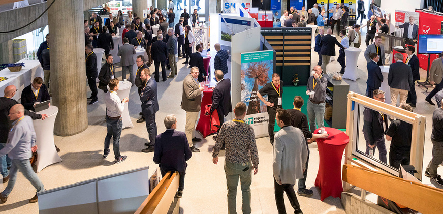 Angeregte Diskussionen in der Fachausstellung.