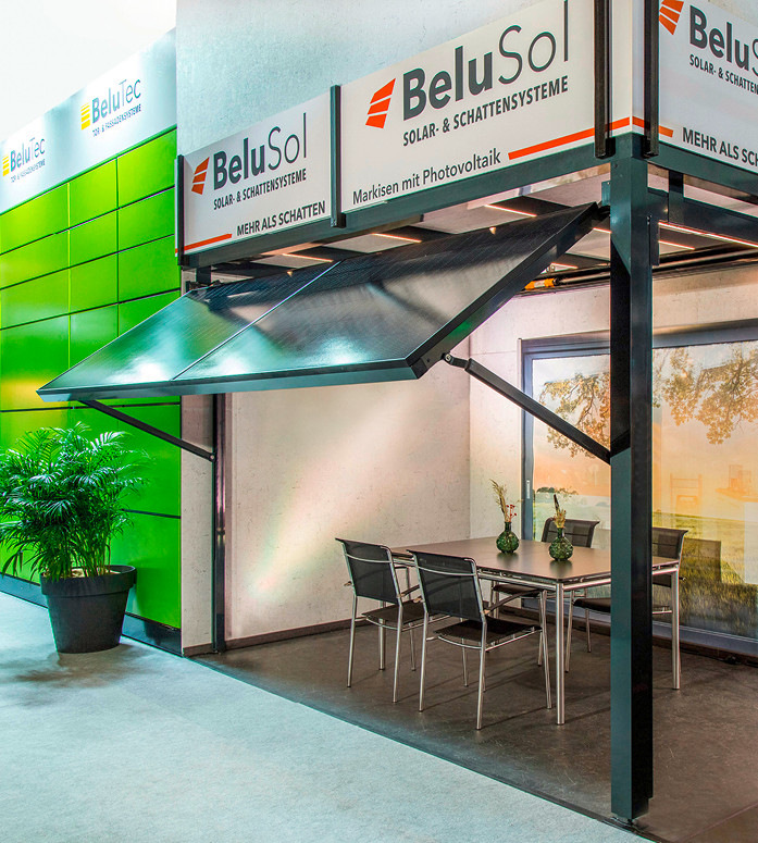 Das ausgefahrere Markisenkraftwerk kann über Spindel­antriebe der Sonne nachgeführt werden.