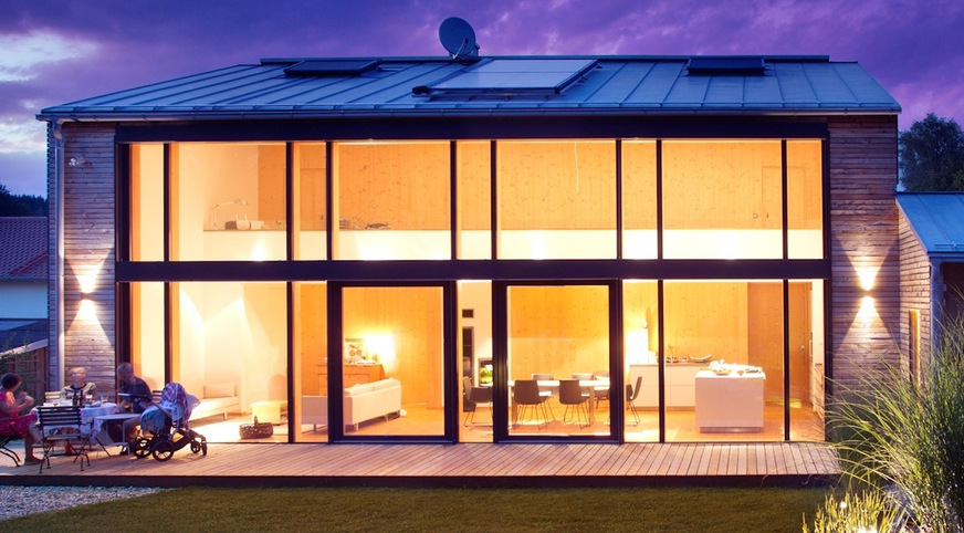 Die perfekte Kombination für filigrane Glasfassaden ist die Pfosten-Riegel-Verglasung mit integrierter Hebe-Schiebe-Tür „HST 115 SkyPlus“ von Kneer-Südfenster.