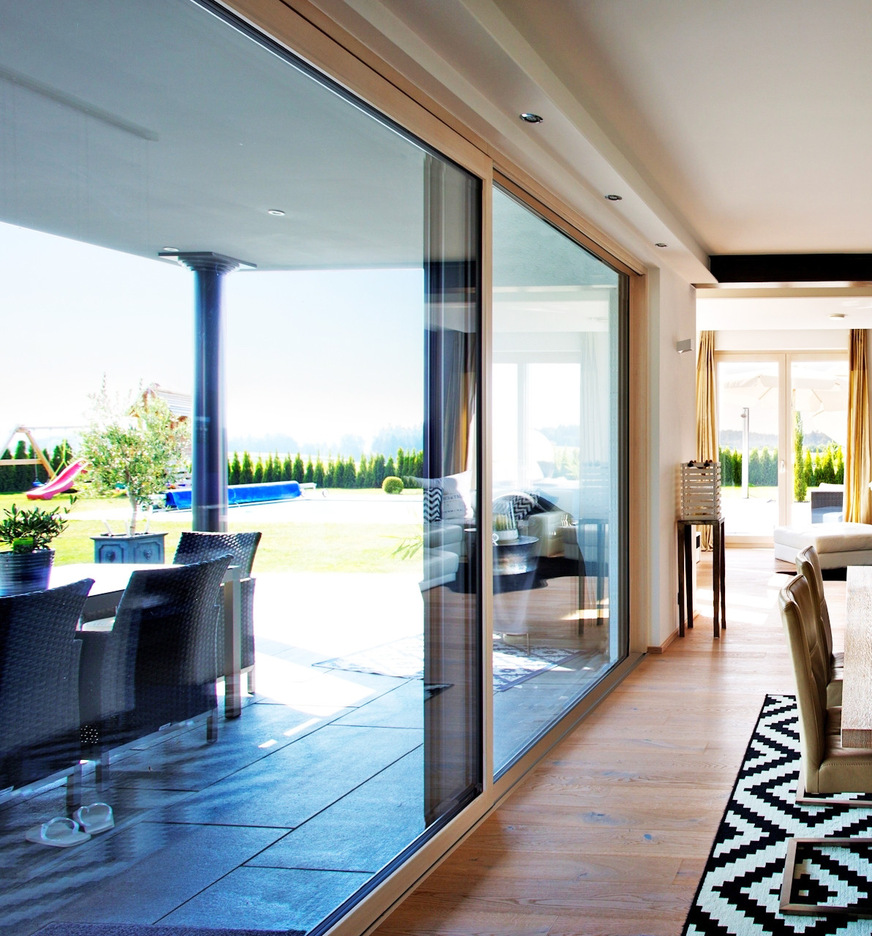 Die nahezu rahmenlose Festverglasung der „Sky Axxent“-Hebe-Schiebetür sorgt für lichtdurchflutete Räume. Der innovative Antrieb garantiert eine mühelose Bedienung sowie höchste Sicherheit.