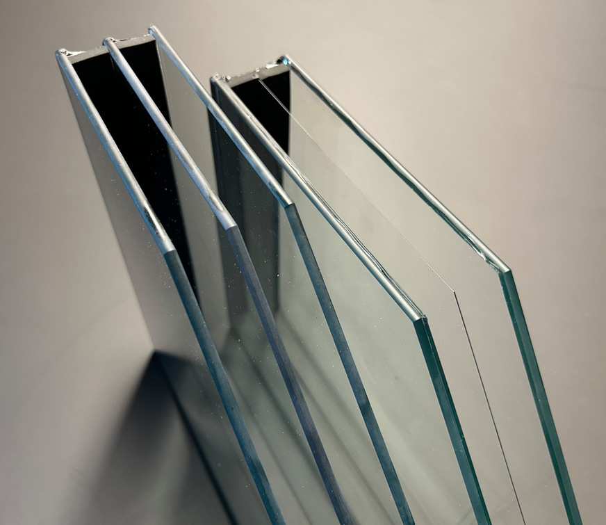 Links ein herkömmliches 3-fach-ISO, rechts das dünne 3-fach-ISO mit einem ultradünnen Mittelglas von Corning.
