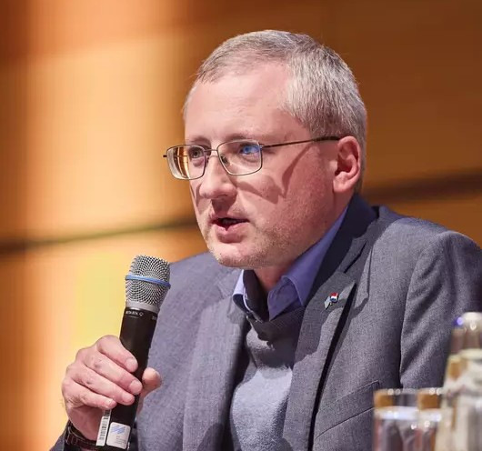 Ludwig Dorffmeister, ifo-Branchenexperte für Bau und Immobilien bei einer Veranstaltung der Messe München im November 2024.