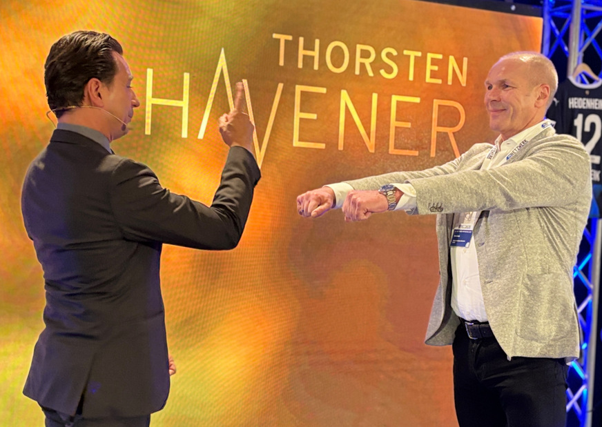 Jörn Bode&nbsp;(Vertriebsleiter Ideal Fensterbau Weinstock) zeigte gegenüber Thorsten Havener seine mentale Stärke auf der Bühne.