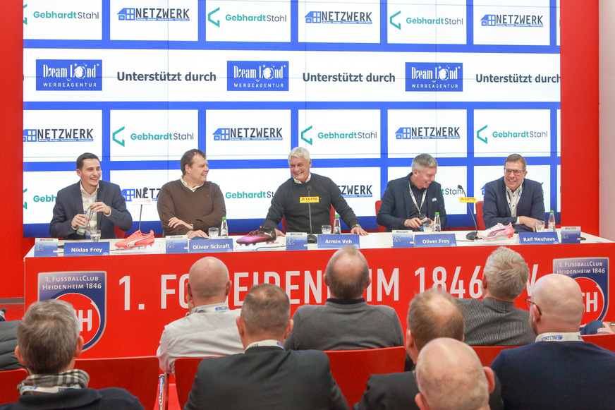 Pressekonferenz mit Meistertrainer Armin Veh während der Stadionnacht in Heidenheim.