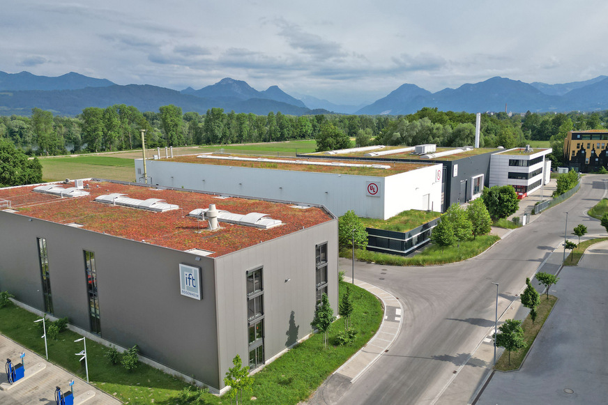 Das ift-Brandschutzlabor liegt direkt an der Autobahn und neben den Labors des Kooperationspartners UL sowie dem 2021 eröffneten ift-Labor Bauakustik + Fassaden