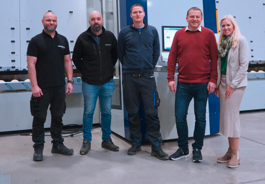 v.l.: Marco Wittenzellner und Matthias Baumgartner (beide Arbonia) mit systron Entwicklungsleiter Andreas Gruber und dem Geschäftsführer-Paar Franz und Doris Schachner vor der neuen systron pro Anlage.