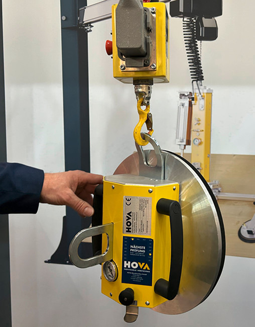 GF Gerhard Holzner stellte auf der BAU 25 die neuesten Anwendungen von Hova vor