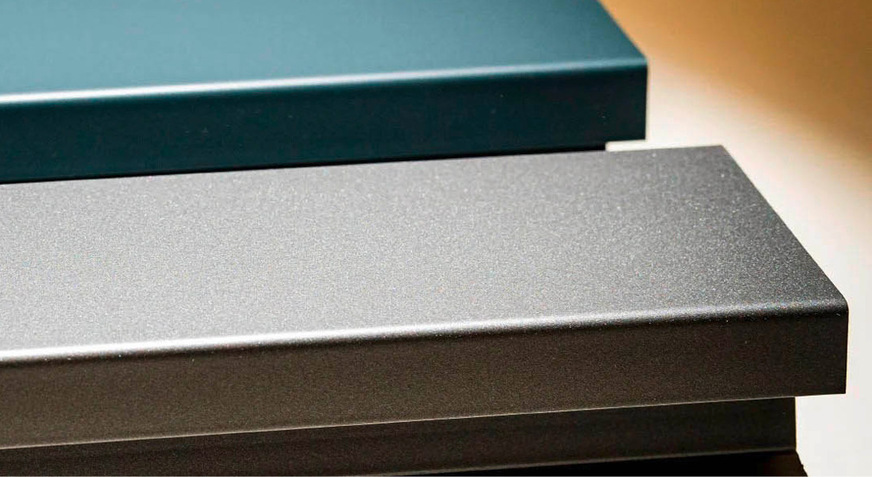 Die Zeiten, in denen Kunststofffenster einfach weiß waren, sind vorbei. ­Fenster sind Designelemente, die ein besonderes optisches Highlight in der Fassade ­darstellen, gleichzeitig aber auch Innenräume eindrucksvoll prägen.