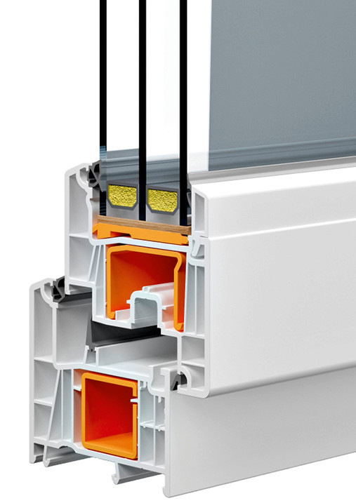 Fenster und Balkon­türen unter dem Namen ­Catadi 80: Das Mehrkammer-Kunststoffprofil als MD-System mit 80 mm Einbautiefe im Blendrahmen sowie mehrfach gebogenem Stahl garantiert in Verbindung mit der standardmäßigen 3-fach-Verglasung einen Uw-Wert von 0,78 W/(m²K) und damit sehr gute Energieeffizienzparameter.