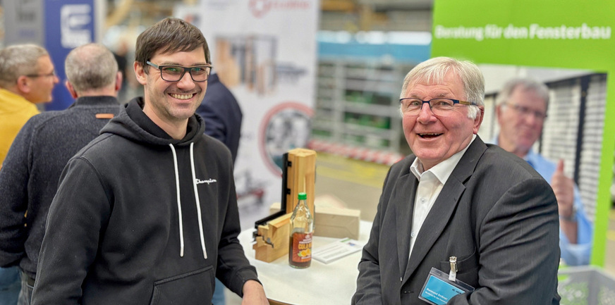 KFTH-Mastermind Raimund Drissner (r.) im Gespräch mit Schreinermeister Matthias Obert, für den Holz- und Holz-Alu-Fenster ebenso wie klassische Möbel zum Unternehmensportfolio gehören.
