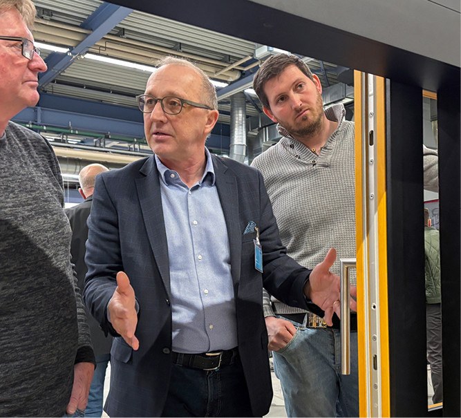 Ulrich Karl, Gebiets-Verkaufsleiter von Gretsch-­Unitas im Kundengespräch.