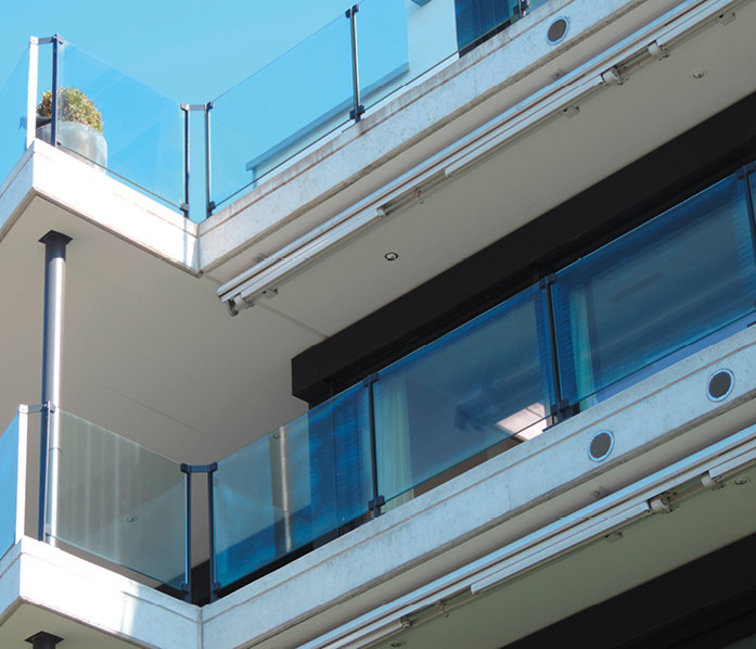 Ästhetisch ansprechende Glasgeländer-Ausführungen auf den Terrassen eines Mehrfamilienhauses
