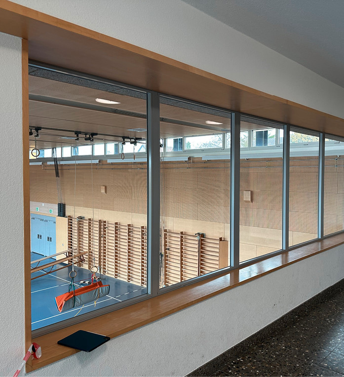 Absturzsichernde Brandschutzverglasungen EI60 in ­einer Schulhaus-Turnhalle
