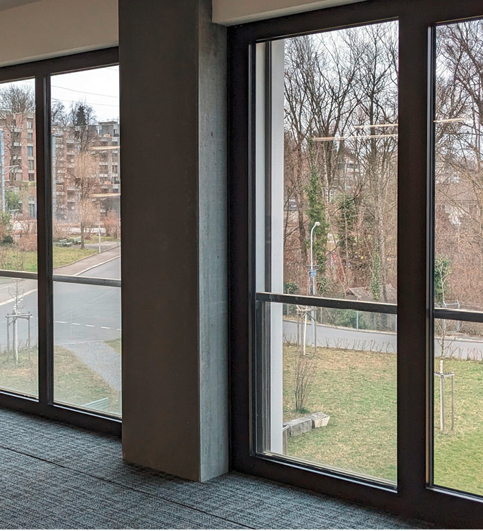 Französische Balkone zur Absturzsicherung bei ­öffenbaren Fenstern