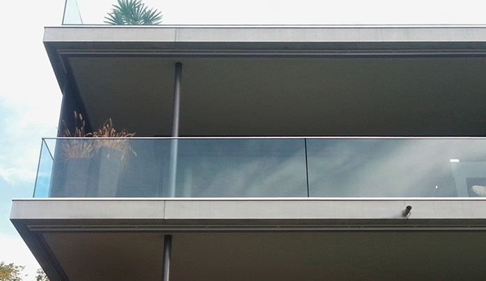 Hier ein Ganzglasgeländer mit Kantenschutz