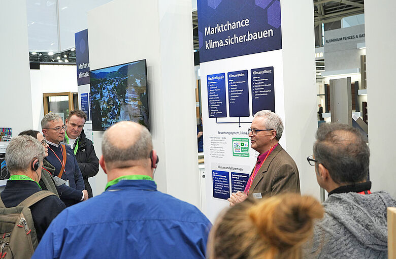 Dichtes Gedränge auf der Sonderschau „klima.sicher.bauen“ auf der BAU 2025 in München