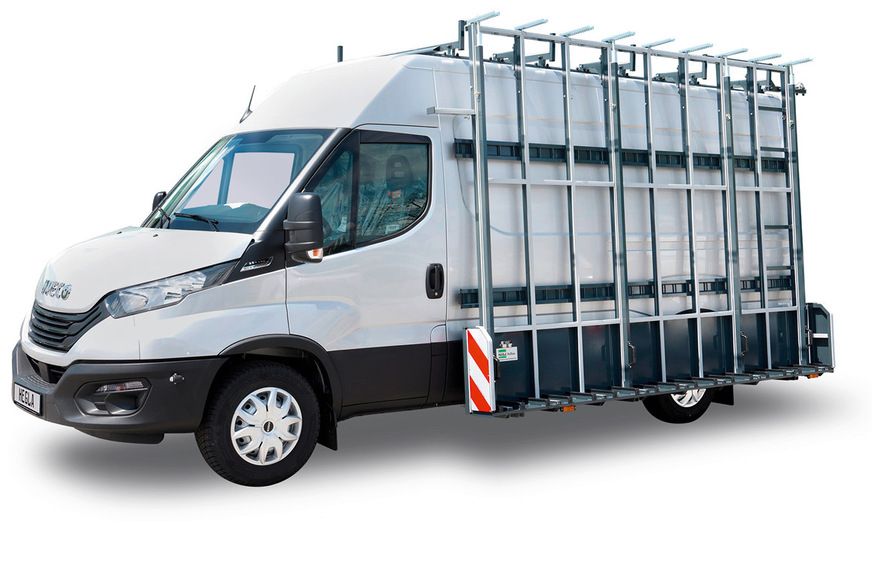 Rückenschonend kann bei diesem Außenreff das Ladegut außen aufgestellt und mit höhenverstellbaren, gepolsterten Spannlatten gesichert werden.