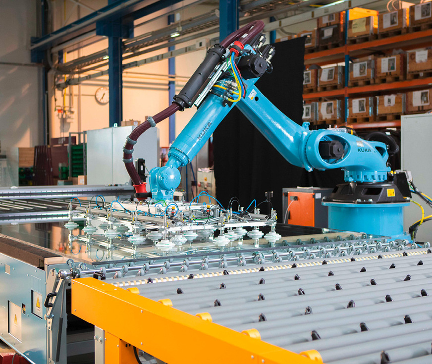 Roboter stellen beim Be- und Entladen einen konstanten Produktionsfluss sicher.