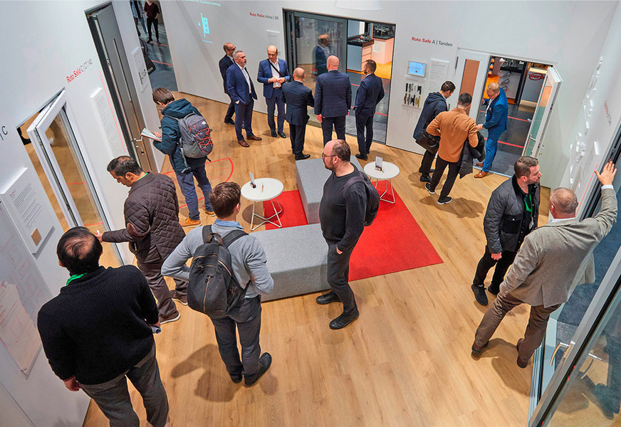 Messebesucher aus aller Welt nutzten die Chance, sich ­während der „BAU“ in der „Roto City“ ­beraten zu lassen. Das internationale Team der Roto Fenster- und Tür­technologie informierte zu Beschlag- und Dichtungstechnologie für ­Fenster, Schiebeelemente und Türen ­aller Rahmenmaterialien und Öffnungsarten.