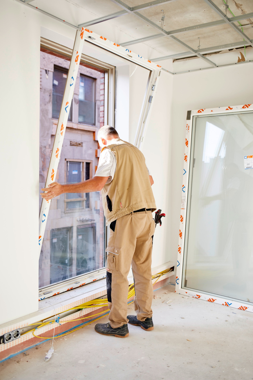 Einbau einer Montagezarge. Das eigentliche Fenster wird erst in einem zweiten Schritt montiert. Dies kann später in rund einer halben Stunde ausgetauscht werden.