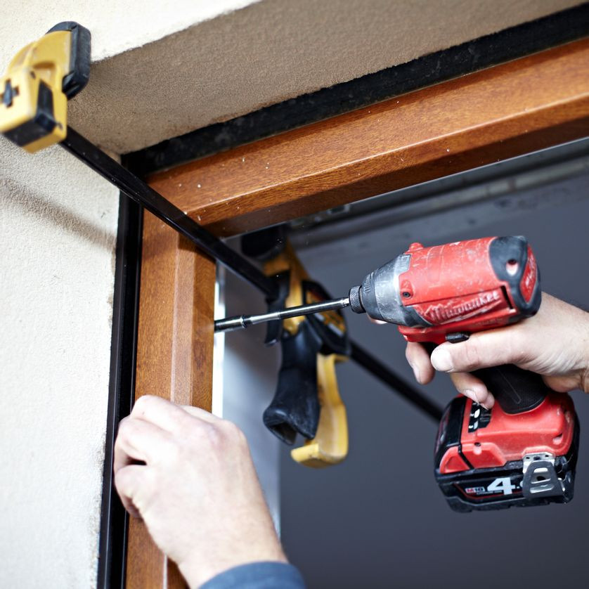 Bei der Überschubmontage dient der alte Rahmen als Basis. Zeitaufwand rund zwei Stunden.