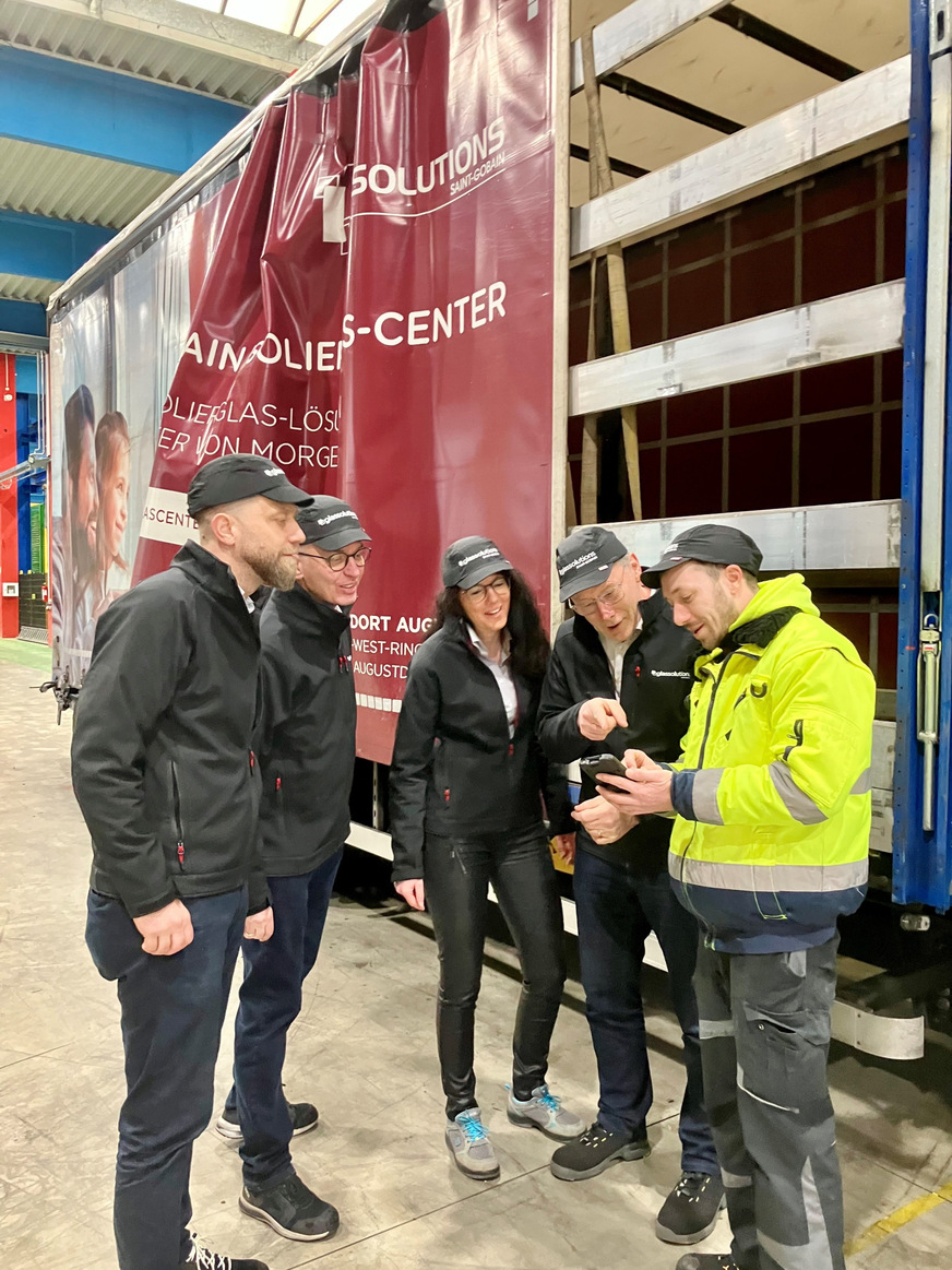 Was Thomas Weller (Vertrieb), Jürgen Ogurek (Technik, Betriebsleitung), Melanie König (Marketing) und Guido Plum (Geschäftsführung; v.li.n.re. – hier mit einem Mitarbeiter, der über die aktuelle Routenplanung Auskunft gibt) über die jüngsten Veränderungen am Standort Bamberg berichten, zeigt nicht zuletzt den Strukturwandel in der Isolierglasbranche.