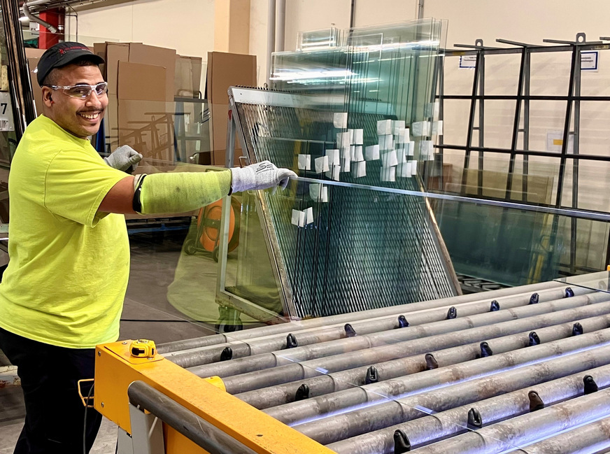 Gene Brown, Fertigungsmitarbeiter am ESG-Ofen, beim Abnehmen einer Scheibe. Auch hier ist das Thema Dünnglas, das zunehmend seine Vorteile im Fenstermarkt ausspielt, prozesssicher implementiert – so lassen sich am ESG-Ofen Scheiben bis 3 mm handeln.