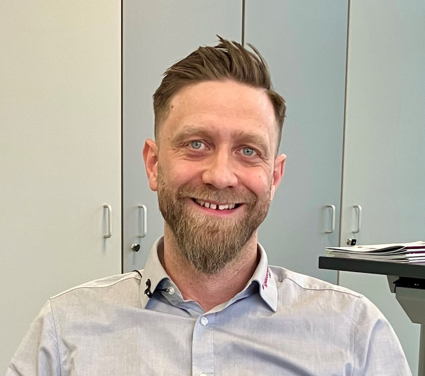 Thomas Weller, Vertriebsleiter: „Glas ist sexy.“ Vor allem, wenn es stetig – wie am Saint-Gobain Isolierglas-Center Bamberg mit Innovationen und Mehrwert angereichert wird.